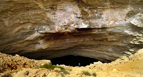 Entrance to Ain Heeth (Hith, Hit) Cave; note S. Kempe's size; photo: Heiko Dirks
