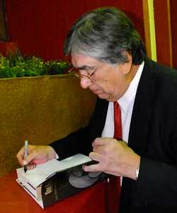 Oscar Trejo Zaragoza autographs his book